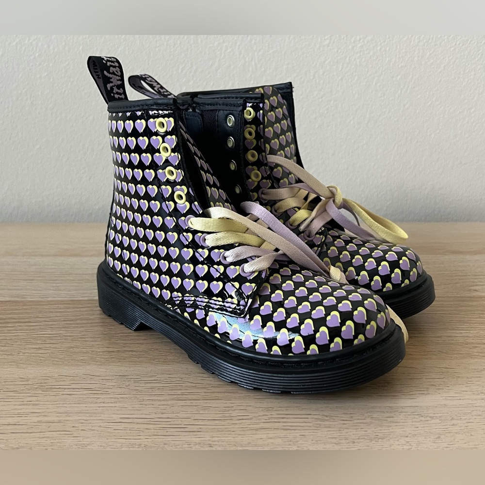 NWOT Dr Martens 1460 Heart Print Patent Boots Kids Black Size 1 Cute Trendy - Picture 13 of 13